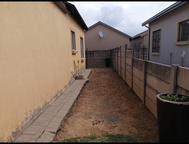 2 BEDROOM TOWNHOUSE FOR SALE IN MOHLAKENG